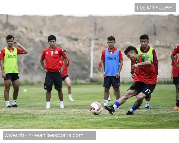 男足足球巨星的辉煌之路与成就分析：从草根到世界顶级球员的成长轨迹